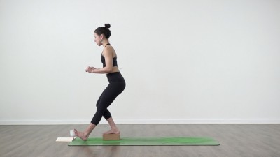 Lizette Pompa is practising yoga on a green yoga mat