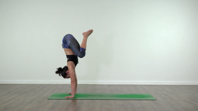 Lizette pompa is practising yoga on a green yoga mat