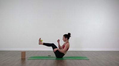 Lizette is practising yoga on a green yoga mat